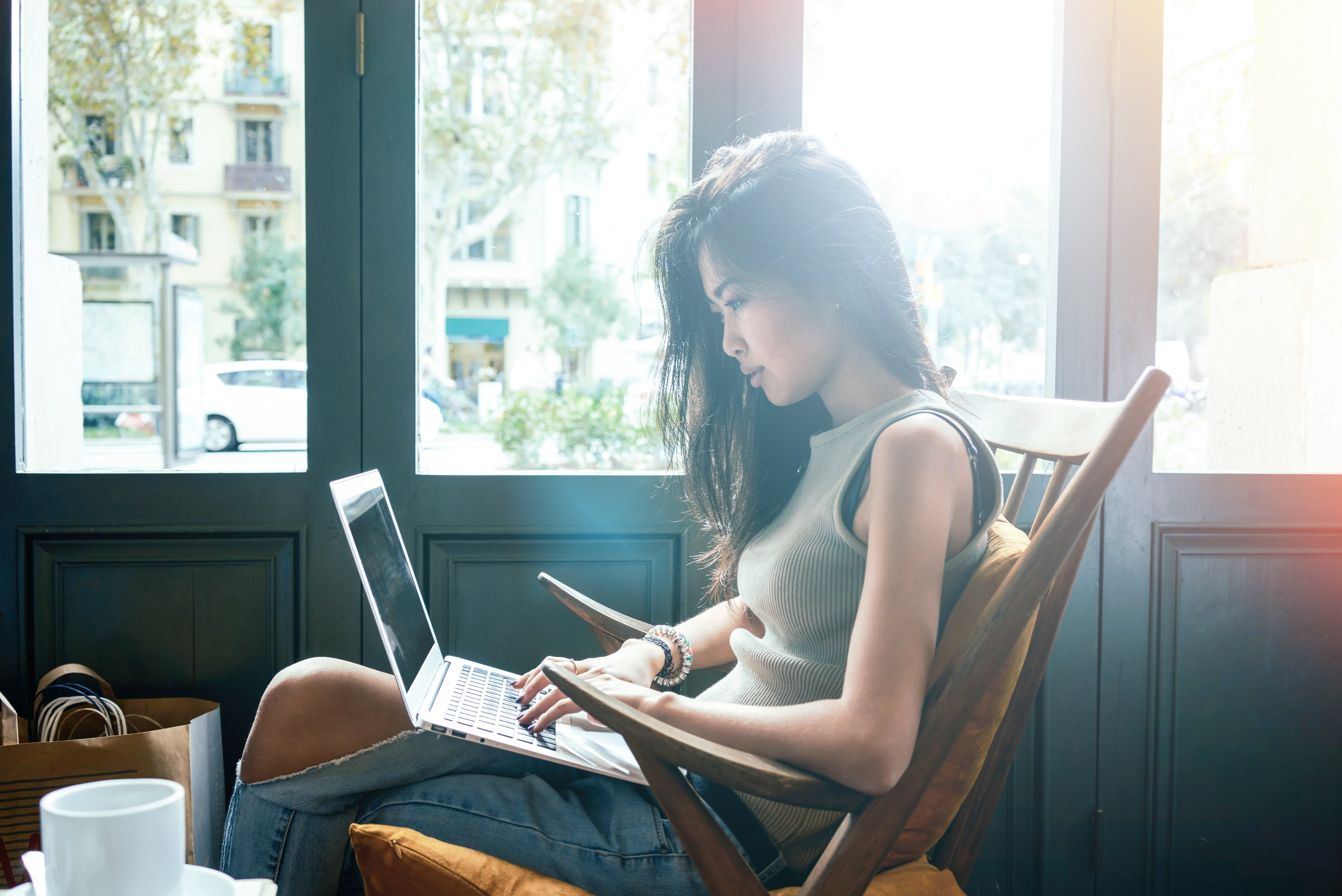 girl working in a coffee shop